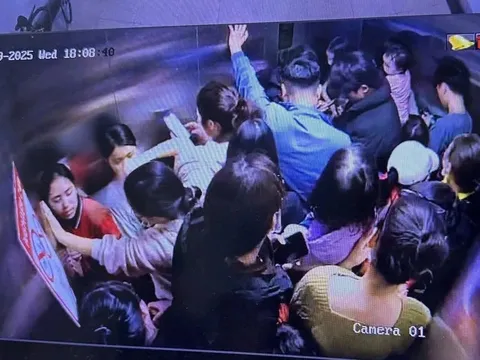Clip: Hàng chục người "phát ngốt" khi mắc kẹt trong thang máy cả tiếng đồng hồ và ám ảnh kinh hoàng leo bộ cả chục tầng