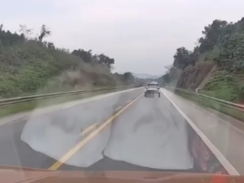 Clip: Đoàn xe sang Porsche "khệnh khạng" lấn làn ngược chiều, vượt ẩu trên cao tốc Nội Bài - Lào Cai