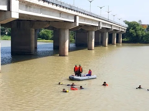 Hoàn cảnh đáng thương của 2 chị em buộc tay nhau dưới sông Dinh: Đều ở với ông bà, nhắn tin cho mẹ và từng có ý định tự tử