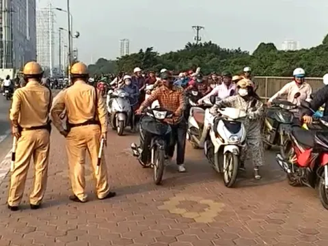 Áp dụng mức phạt nào với người đi xe máy dắt bộ trên vỉa hè, "né" vi phạm giao thông?