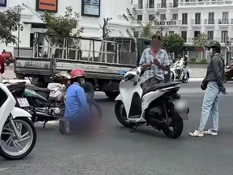 Sự thật bất ngờ về clip người đàn ông quỳ gối giữa đường xin tha khi va chạm giao thông: Đây mới là nạn nhân
