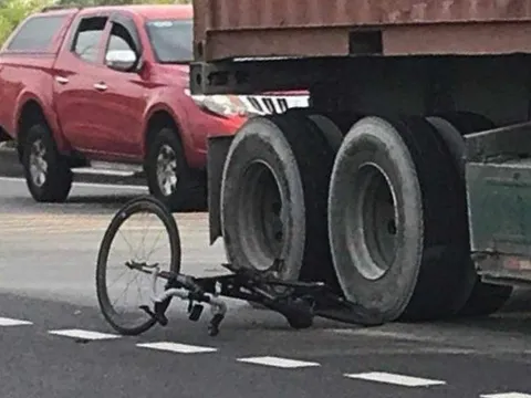 Chi tiết gây ám ảnh tại hiện trường xe container cán tử vong phụ nữ đi xe đạp: Chiếc xe méo mó, đi tập thể dục cùng chồng