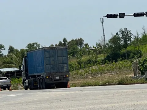 Một cô giáo tử vong thương tâm dưới bánh xe container khi vừa dạy xong và trên đường về nhà