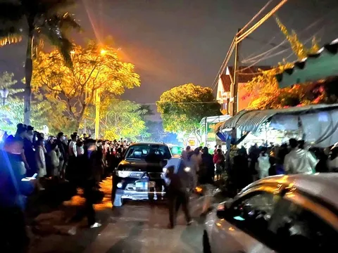 Người dân hiếu kỳ xem dựng lại hiện trường nghi án mẹ giết con để trục lợi bảo hiểm