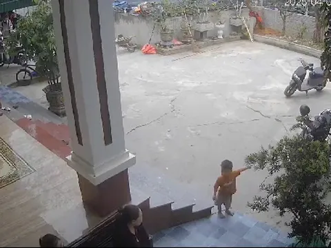 Clip: Đứng tim khoảnh khắc bé 3 tuổi "cấp báo" tin bạn đuối nước, hé lộ sự xuất hiện đặc biệt của đứa trẻ