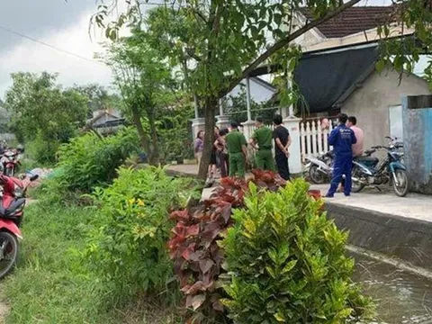 Thương tâm: Bé 2 tuổi tử vong ở mương nước trước nhà dù trước khi đi chợ người mẹ có đóng cửa