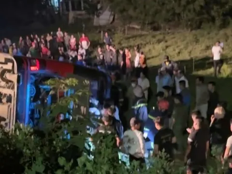 Clip: Hiện trường ám ảnh xe khách bị lật ở Bình Định, nhiều người thương vong