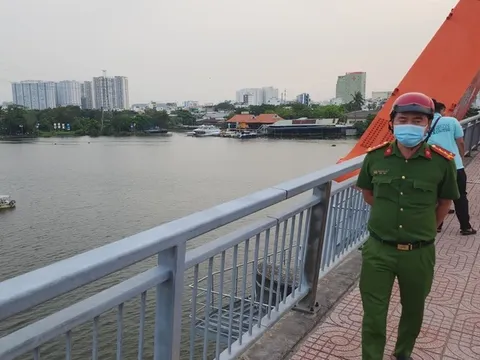 Cứu thanh niên nhảy cầu lại phát hiện người treo cổ dưới trụ cầu