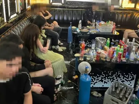 Lạng Sơn: Công an ập vào quán karaoke lúc 4h sáng, 8 nam và 9 nữ đang cùng nhau làm việc đáng phê phán