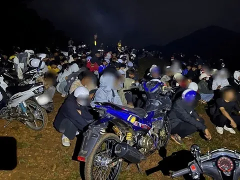 Tạm giữ gần 80 phương tiện của nhóm thanh thiếu niên đi "săn mây"