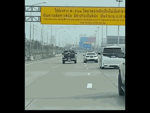 Camera bắt trọn màn trả thù đáng sợ của tài xế BMW với xe bán tải trên cao tốc