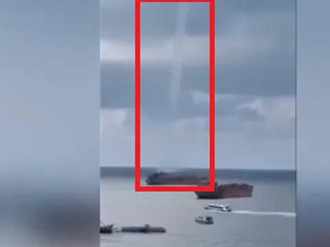 Clip: Vòi rồng khủng, cao hàng trăm mét, cách đất liền TP Phú Quốc vài km, nhiều tàu, thuyền hoạt động xunh quanh