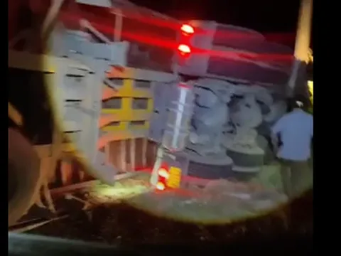 Clip: Tài xế đầu kéo chở hàng tấn gỗ keo tử vong thương tâm sau khi bị lật xe