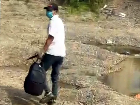 "Mày đừng để tao điên lên": Tên cướp ngân hàng ở Hà Nội hét lên rồi bỏ chạy