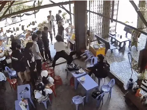 Nữ sinh túm tóc, đánh bạn ngã ngửa tại quán ăn ở Bình Định: Hiệu trưởng nói gì?