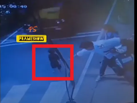 Clip: Bố ôm đầu bất lực khi con trai chạy ra đường đúng lúc xe tải lao tới