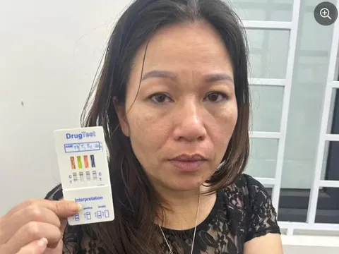 Công an ập vào phòng trọ, bắt tại trận 1 phụ nữ U50 'bay lắc' cùng 2 thanh niên