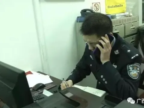 "Bức ảnh selfie đáng sợ nhất", kẻ lừa đảo dốc sạch tiền trả lại nạn nhân vì điều này