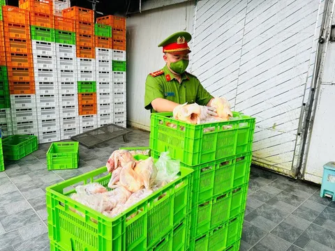 Ám ảnh khi nhìn tận mắt 20 tấn gà đông lạnh, gà ủ muối và nội tạng sắp có thể tuồn ra chợ, vào nhà hàng