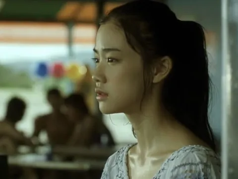 Mẹ chồng vội bê mâm cơm cất đi khi vừa nghe tiếng con dâu, điều cay đắng hiện ra lù lù trong ngăn mát tủ lạnh