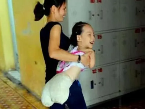 Mẹ quyết sinh con không có tay chân dù gia đình nội chối bỏ, đứa trẻ càng lớn càng xinh như thiên thần
