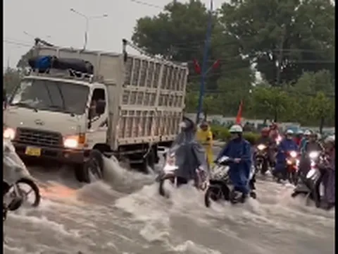 Clip: Xúc động khi chiếc xe tải dùng thân cản dòng nước chảy mạnh, giúp người đi xe máy trên đường