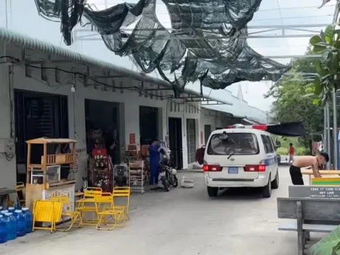 Xóm trọ kinh hoàng chứng kiến gã chồng rút dao đâm vợ tử vong vì "rượu vào lời ra"