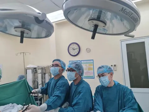 Chàng trai 27 tuổi đang khỏe mạnh bỗng sụp mi mắt, những biểu hiện của căn bệnh hiếm gặp