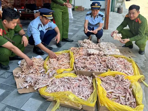 Kho công ty thực phẩm sạch nhưng có tới gần 500kg chân gà, đuôi lợn "bẩn"
