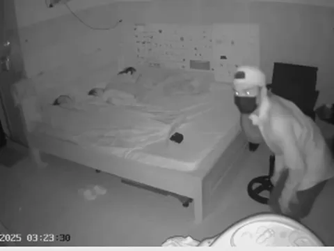 Kẻ trộm thoải mái lấy sạch đồ giá trị khi 3 mẹ con đang say giấc