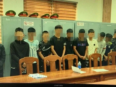 Đi xe máy truy đuổi người đi đường như phim hành động, 18 thanh, thiếu niên bị khởi tố