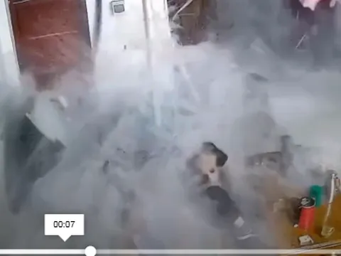 Clip: Bồn nước phát nổ, ba người đàn ông hốt hoảng chạy thoát thân