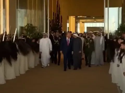 Clip: Màn "múa tóc" chào đón ông Trump gây sốt tại UAE có gì đặc biệt?