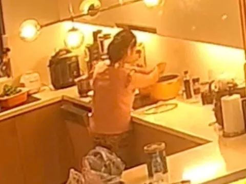 Hành động bất ngờ của nữ giúp việc khi xem lại từ camera khiến gia chủ đau lòng