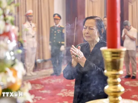 Dòng người xúc động đến viếng nguyên Chủ tịch nước Trần Đức Lương