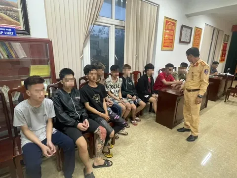 Tạm giữ 11 "quái xế" cầm dao, súng ná cao su náo loạn đường phố Huế