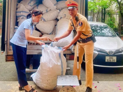 Bí mật khủng khiếp bên trong chiếc xe tải, 1,4 tấn chân gà đã qua sơ chế không rõ nguồn gốc trên đường về Hà Nội tiêu thụ