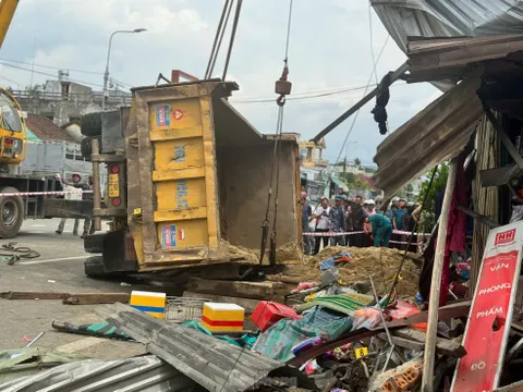 Những hình ảnh vô cùng xót xa trong vụ tai nạn nghiêm trọng xe tải tông xe máy nằm la liệt ở Quảng Ngãi