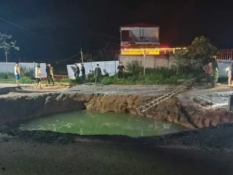 Xe máy tông bay hàng rào chắn bằng tôn lao xuống "hố tử thần": Tung tích nạn nhân vẫn là ẩn số