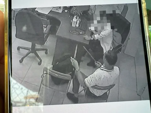 Vụ bác sĩ cầm 2 dao tấn công đồng nghiệp: Câu chuyện chỉ diễn ra vài giây trước khi 1 người hành động
