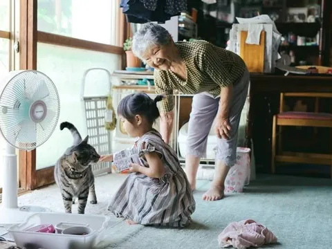 Gửi con về quê 2 tháng nhưng chỉ sau 2 ngày đã nhận được "tâm thư" của chị chồng, người mẹ chết lặng giấu ấm ức vào tim