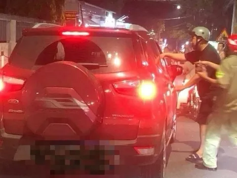 Xe máy nằm ngổn ngang sau cú tông "xé gió" của ô tô 5 chỗ