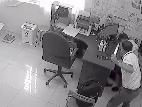 Chân dung nghi phạm dùng dao đâm đồng nghiệp tại phòng khám vừa bị tạm giữ hình sự