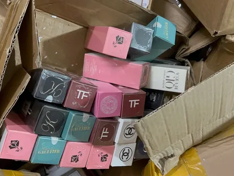 Đột kích kho nước hoa nghi giả Chanel, Dior ngay giữa phố cổ Hà Nội: Hành động gây chú ý của chủ cơ sở kinh doanh