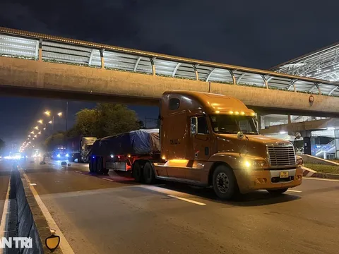 Hãi hùng khoảnh khắc thanh niên rơi từ cầu bộ hành ga metro, cuốn vào gầm xe đầu kéo