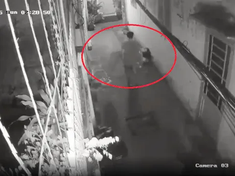 Đẫm nước mắt lời giãi bày của người con trai quấn thi thể mẹ, bỏ ra đường