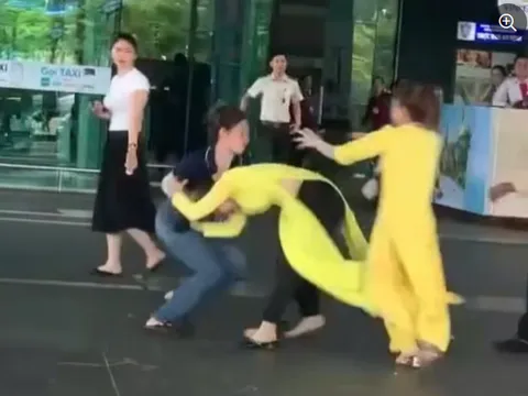 Clip: 2 nữ nhân viên ẩu đả ngay trước cửa ga đi của Cảng Hàng không quốc tế Phú Quốc