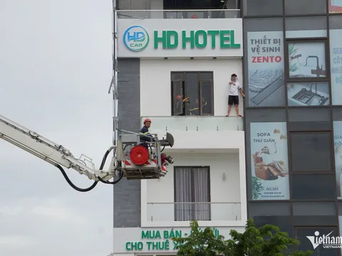 Danh tính thanh niên đứng chênh vênh ở lan can tầng 4 nhà nghỉ đòi tự tử, thời điểm thuê phòng bất thường