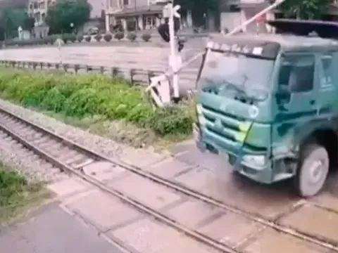Clip: Khoảnh khắc rụng tim khi tài xế ô tô cố tông gãy rào chắn đường sắt ở Thanh Hóa đúng lúc tàu hỏa đến gần