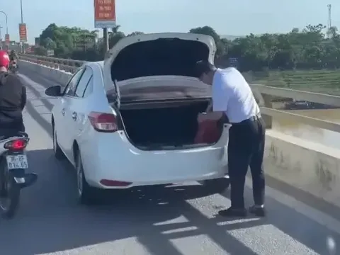 Clip: Xác minh tài xế Toyota Vios màu trắng dừng xe trên cầu, vứt đồ xuống sông